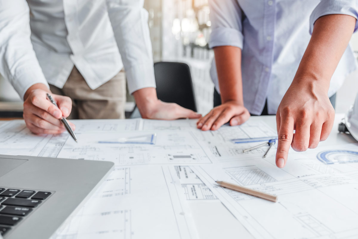 zwei Architekten beim planen