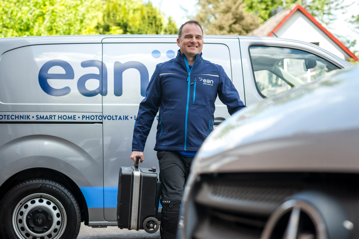 elektrotechniker mit Koffer