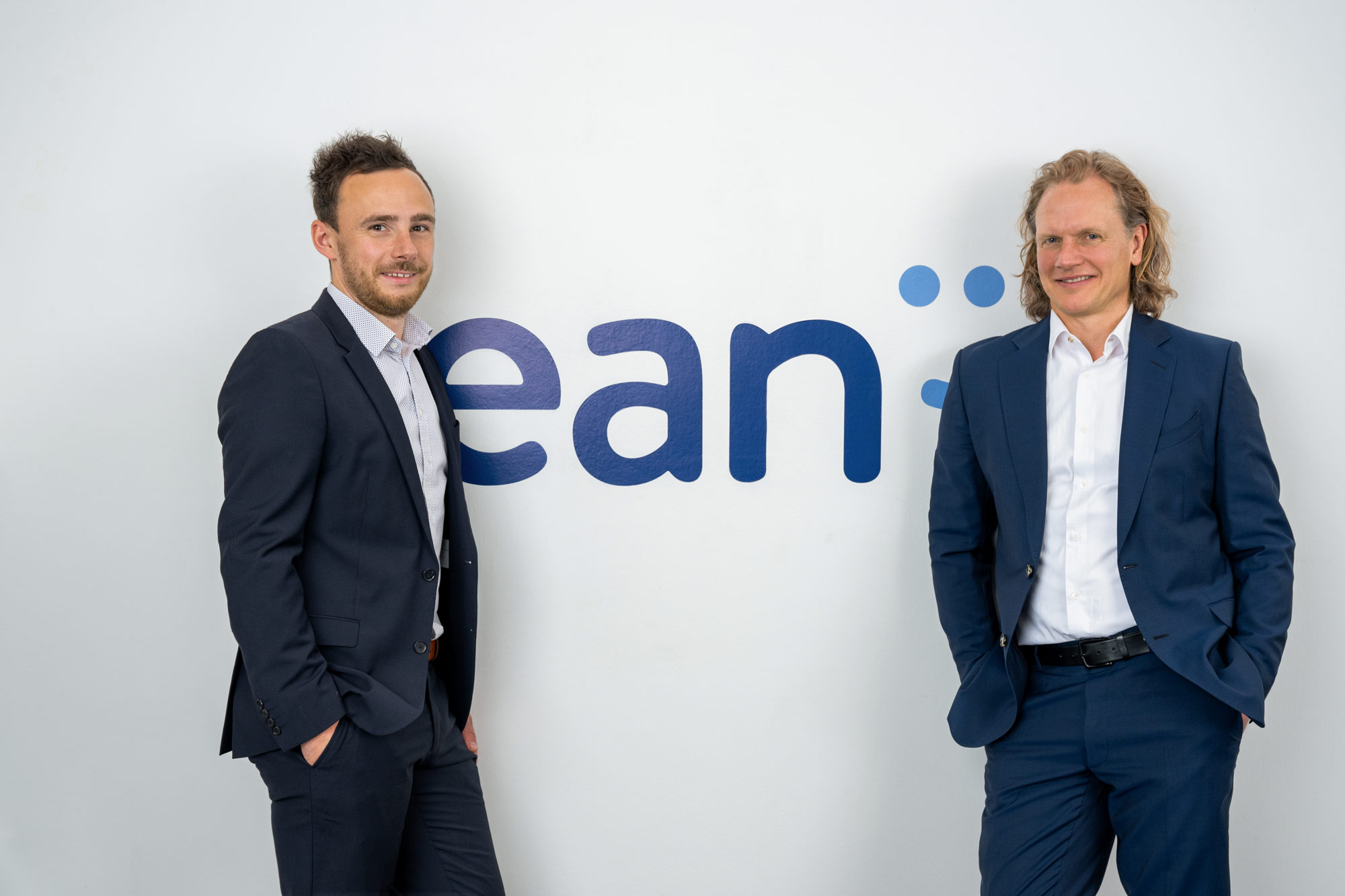 Tim Hauff und Henning Schurbohm Mitarbeiter vor ean Logo