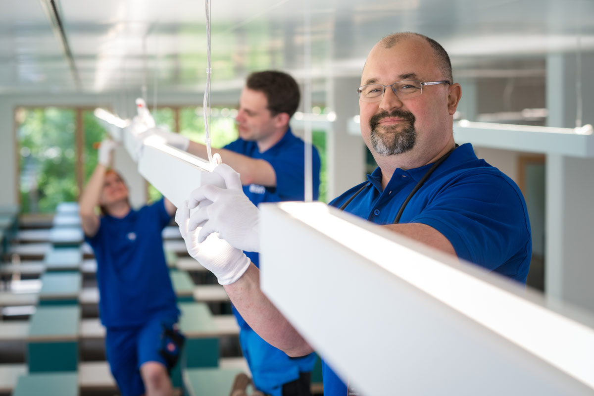 elektrotechniker installiert Licht