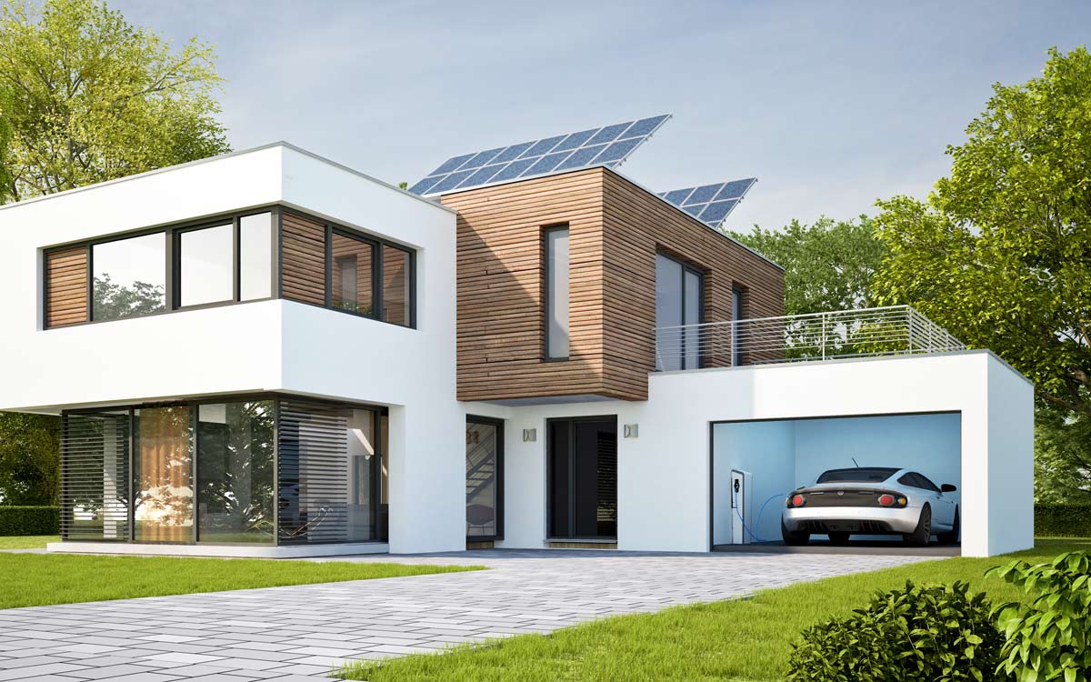 modernes haus mit photovoltaik und e-auto