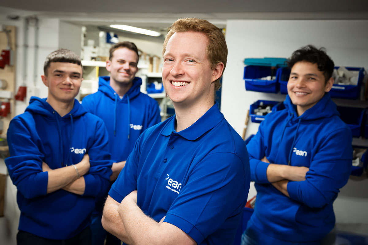 eine gruppe ean azubis schaut in die Kamera