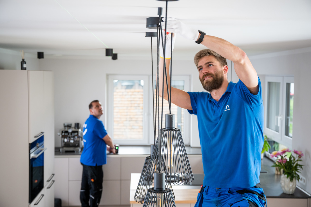 ean mitarbeiter installiert leuchte