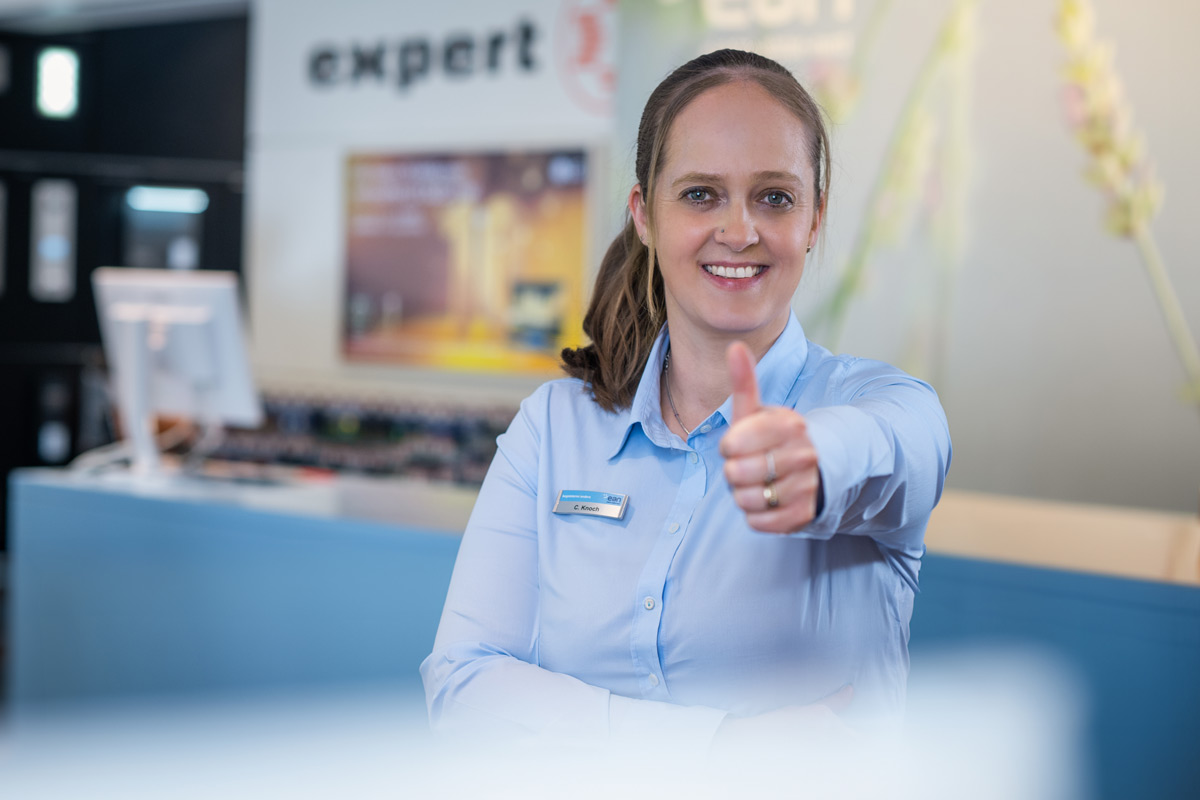 mitarbeiterin daumen hoch